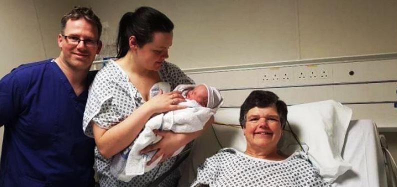 [Photo] A 55 ans, elle donne naissance à sa propre petite-fille