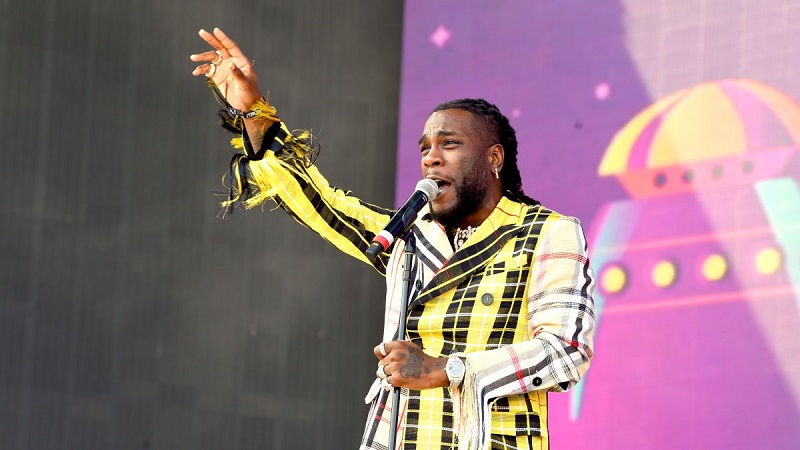 « Les mêmes personnes qui vous souhaitent le meilleur en face sont les  mêmes qui espèrent et prient pour que vous échouiez », Burna Boy