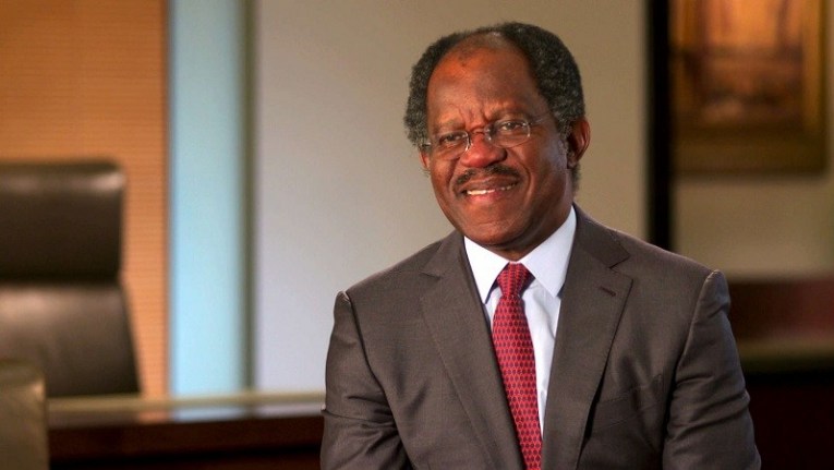 Adebayo Ogunlesi : portrait du milliardaire nigérian qui possède 5 aéroports européens !