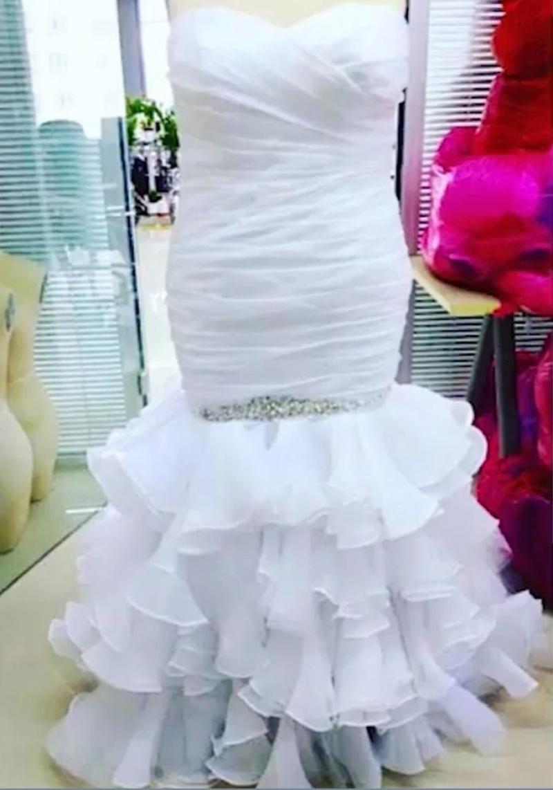 Elle commande sa robe de mariée sur internet et reçoit une horreur ; la vérité du vendeur