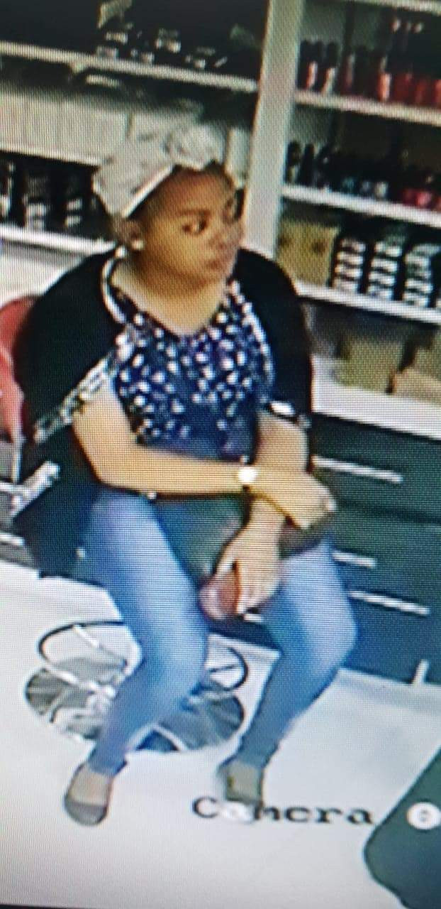 Kenya : une jolie dame arrêtée trois mois après avoir volé un téléphone dans une boutique (vidéo)