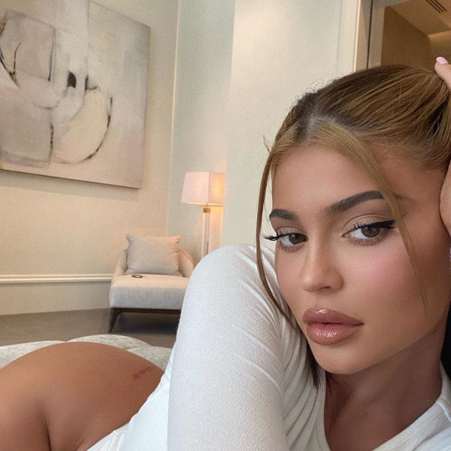 [Photos] Kylie Jenner, en body transparent, dévoile ses tétons aux fans
