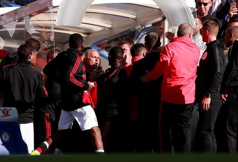 Match Man U 2 – Chelsea 2 : Jose Mourinho perd encore le contrôle et se lance dans une bagarre (photos, vidéo)