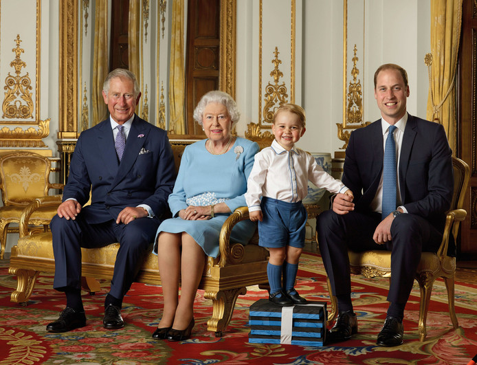 Nouvelle année, nouveau portrait : la reine Elizabeth II pose avec les héritiers au trône