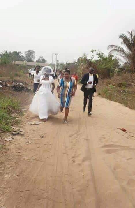[Photo] La mariée quitte la cérémonie de mariage après avoir fait une découverte sur son homme