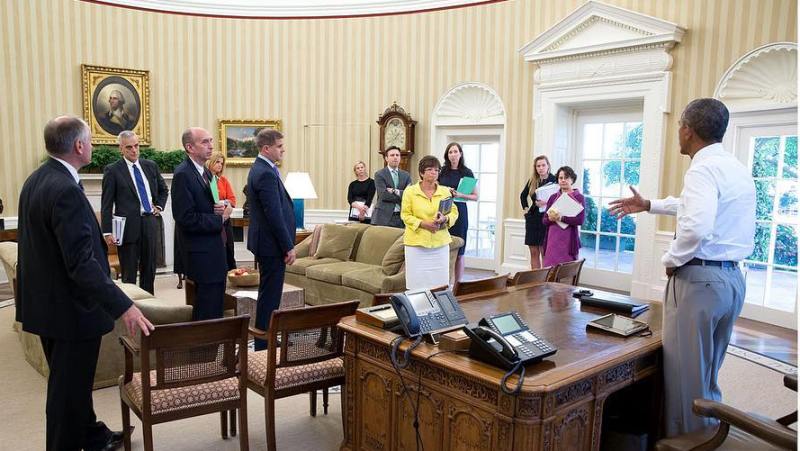 [Photo] L’ex-photographe de Barack Obama révèle comment l’entourage du Président a vécu le scandale du costume beige
