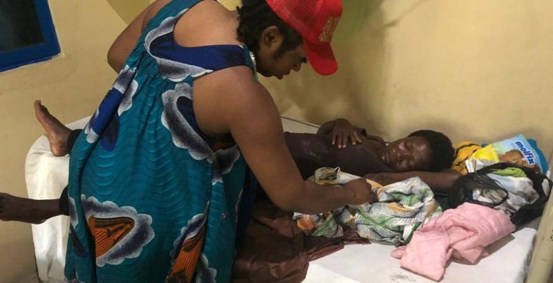 [Photo] Une femme enceinte en travail sans argent chassée d’un l’hôpital ; les sages-femmes  et infirmières suspendues