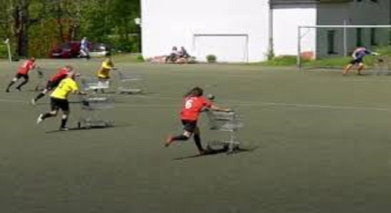 Foot : 2 équipes jouent avec des chariots de supermarché pour respecter les distances de sécurité