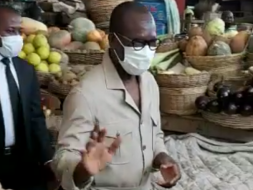 Patrice Talon, en tenue kaki, s’offre un bain de foule à Cotonou (vidéo)
