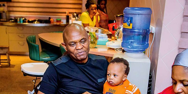 Quand le milliardaire Tony Elumelu s’offre du maïs grillé en pleine rue (vidéo)