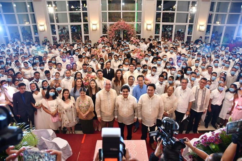 Coronavirus : 220 couples philippins s’embrassent tout en portant des masques lors d’un mariage (photos)