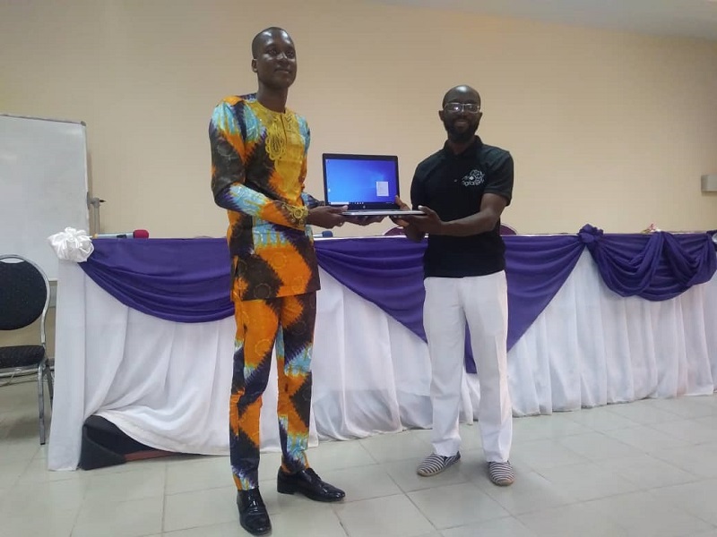 Togo : la communauté Afri01digital octroie des ordinateurs portables à ses membres qualifiés