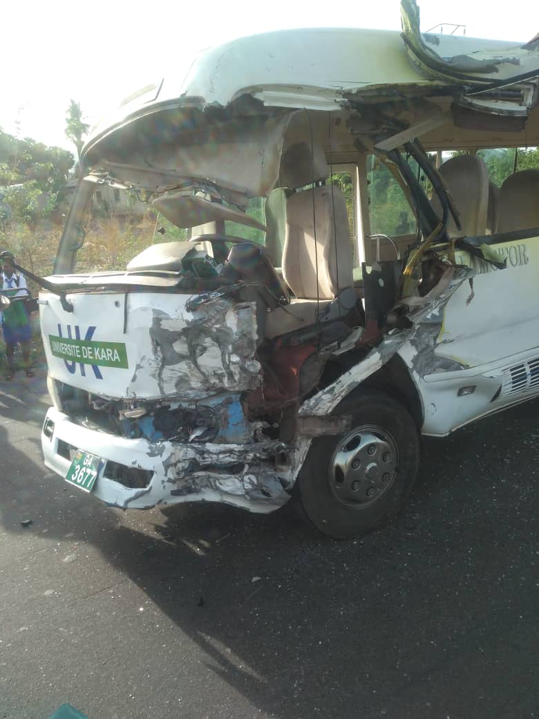 Togo: collision entre un bus de l’Université de Kara et un gros porteur ce lundi (photo)