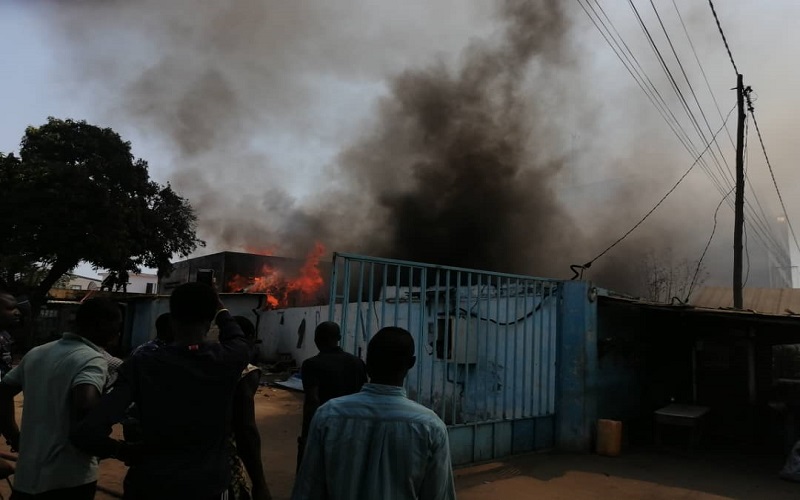 Togo : un violent incendie s’est déclaré ce mercredi à Akodessewa (Vidéo)