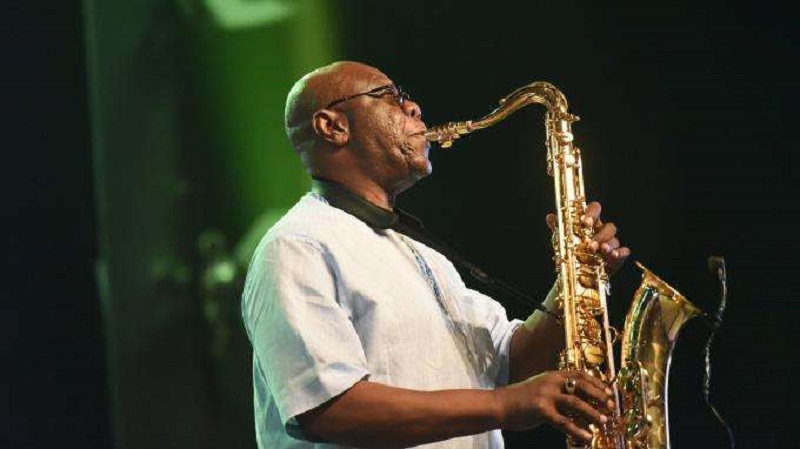 Coronavirus : testé positif, Manu Dibango se repose