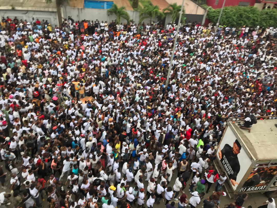 [Photos] Des milliers de fans à la marche d’hommage à Dj Arafat ce samedi 24 août