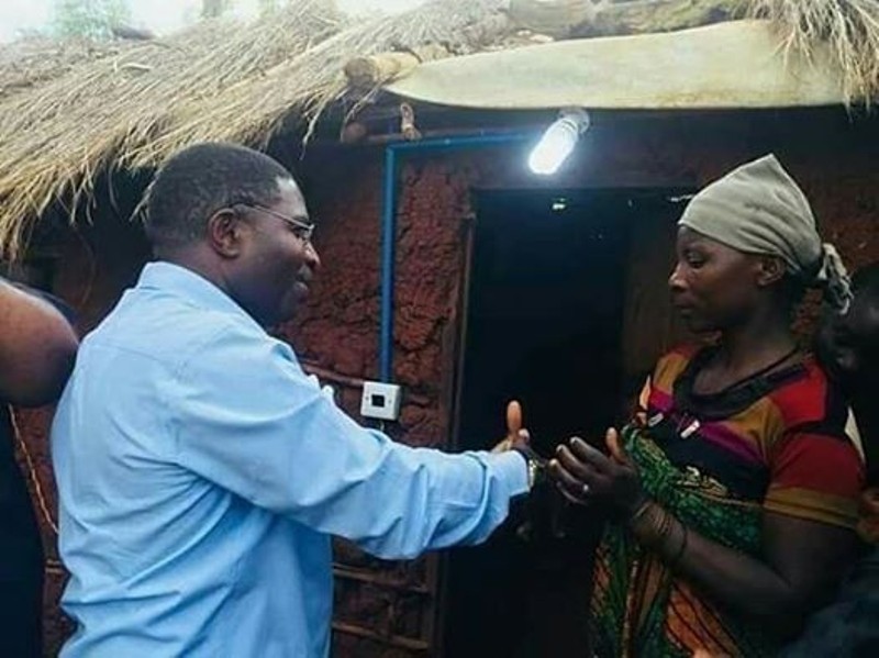 Photos: Un politicien kényan offre une maison ‘écologique’ à une veuve