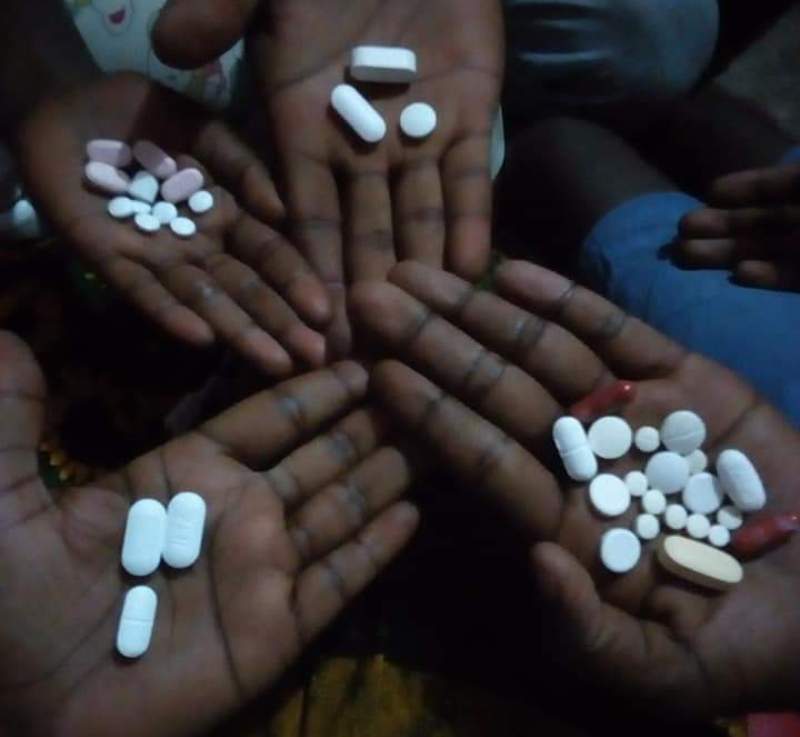 Une famille séropositive révèle les médicaments qu’elle prend au quotidien