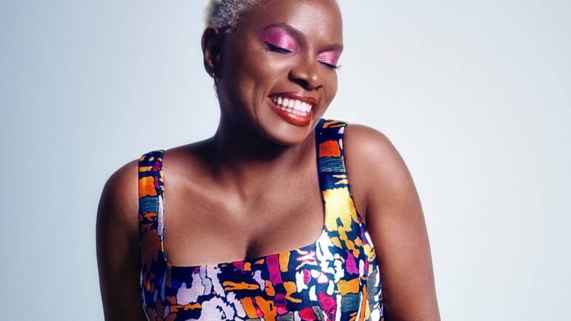Angélique Kidjo : la star fait un clin d’œil à Burna Boy, Yemi Alade et Mr. Eazi après avoir remporté un Grammy Award