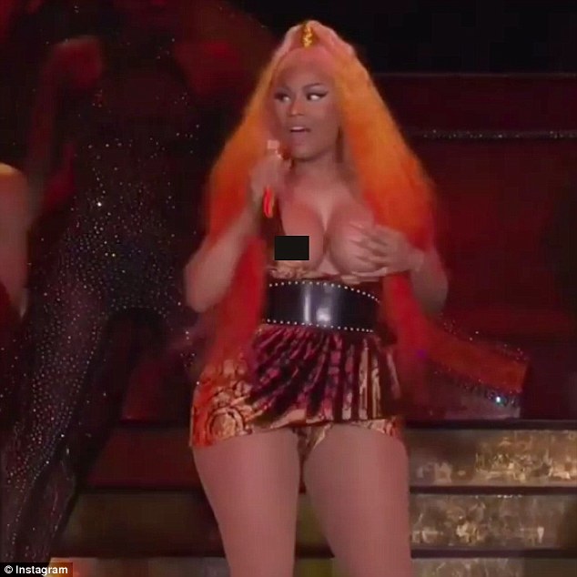 Nicki Minaj se retrouve nue sur scène après un incident vestimentaire ; ses fans sous le choc (Photo)