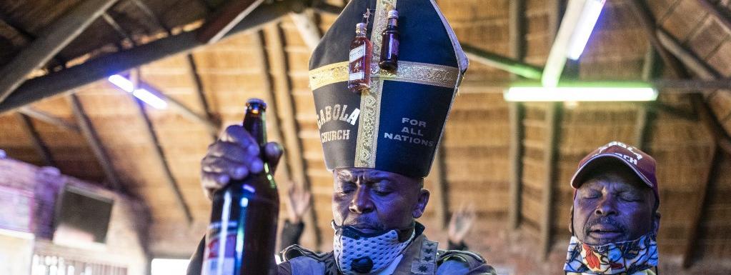 Gabola, l’église où l’alcool coule à flots (photos)