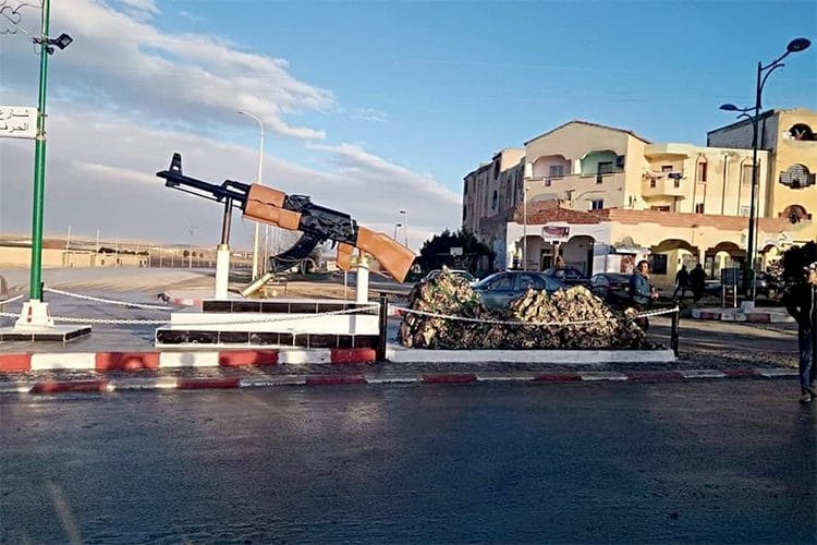Algérie : un maire décore un carrefour de sa ville avec une Kalachnikov