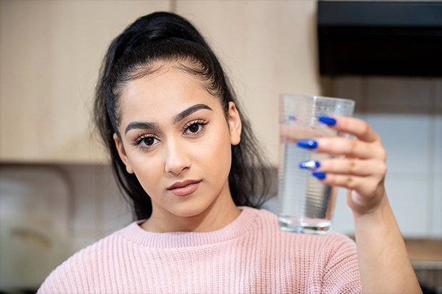 Allergique à l’eau, cette jeune fille vit un véritable enfer ; même ses larmes la font souffrir