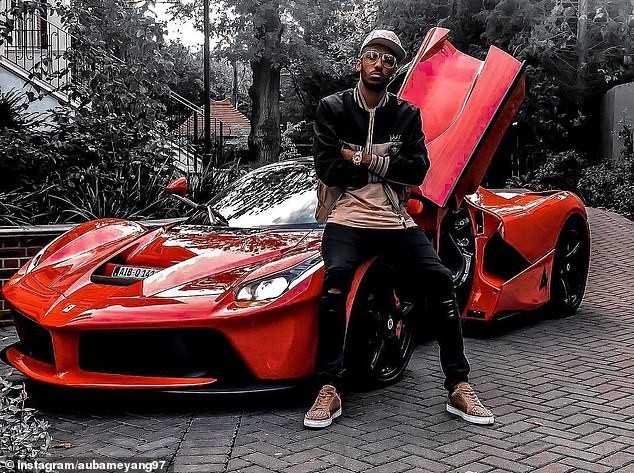 Aubameyang célèbre la victoire d’Arsenal avec une Ferrari d’un million de Livre sterling (photo)