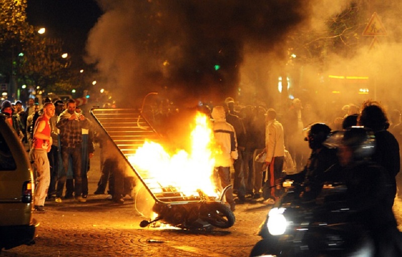 Paris : voici ce qui s’est passé sur les Champs-Elysées après la victoire de l’Algérie