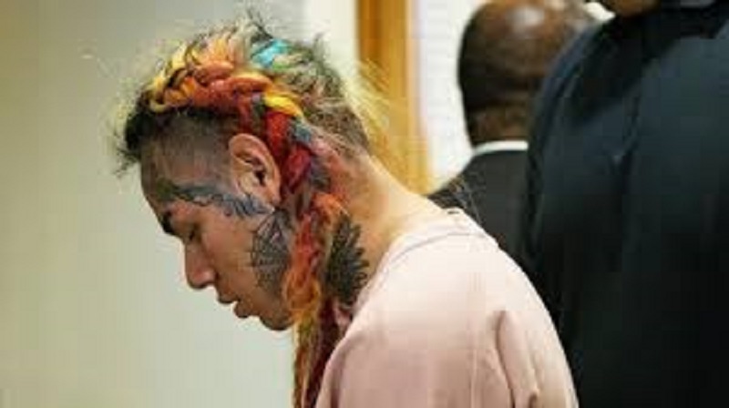 6ix9ine de nouveau trainé en justice