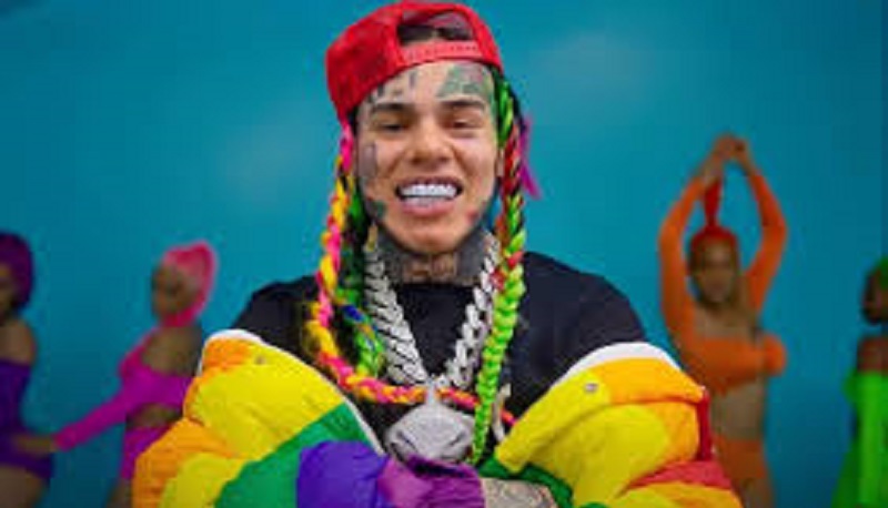 6ix9ine dévoile son nouveau look (vidéo)