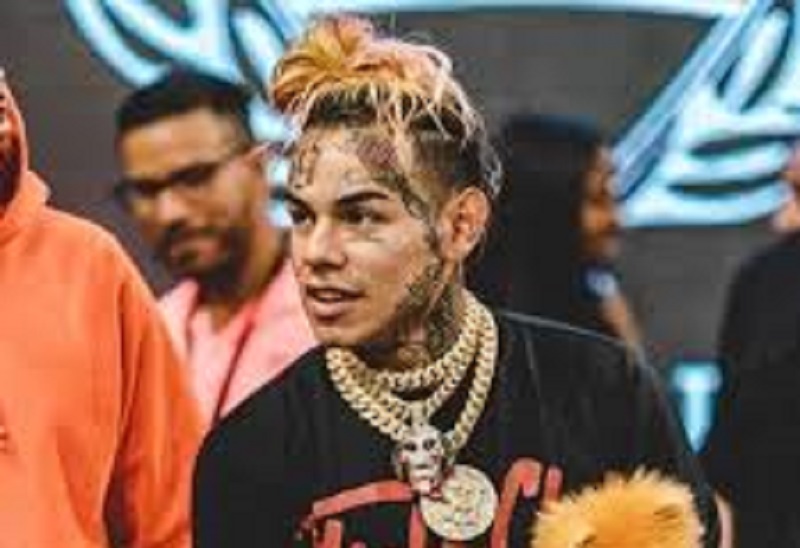 6ix9ine : le rappeur poursuivi dans la rue par un individu (vidéo)