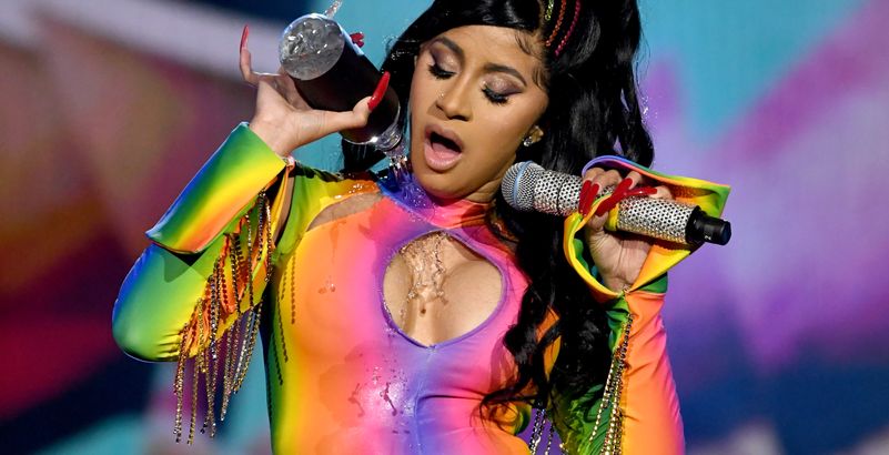 La sulfureuse Cardi B s’affiche dans un bikini sublime aux couleurs traditionnelles du Ghana !