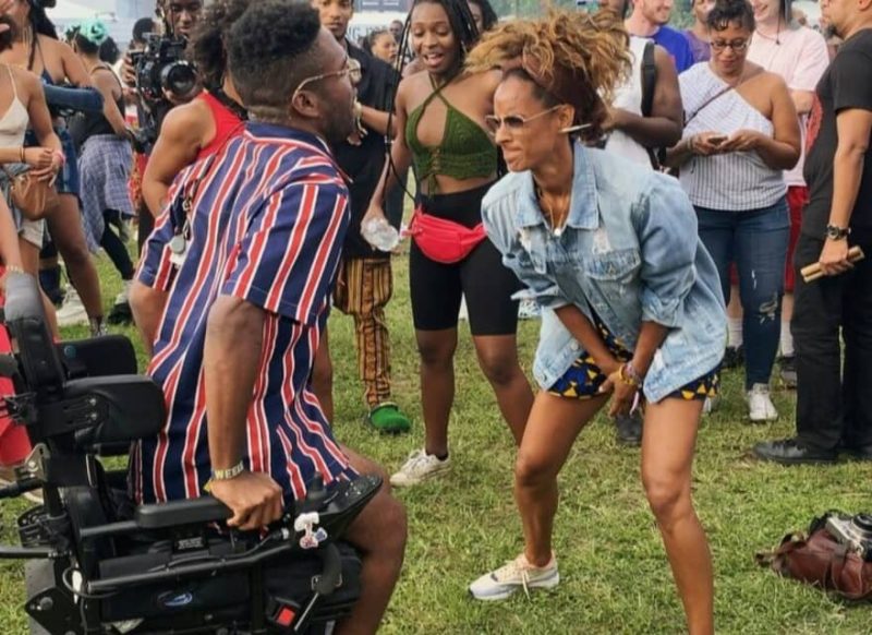 Cette vidéo virale montre un homme en fauteuil roulant en train de danser avec une femme