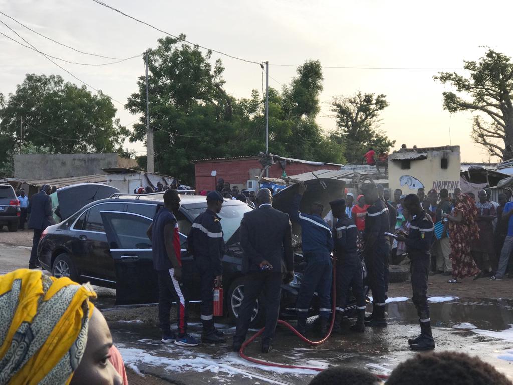 Sénégal : voici la vidéo de l’exfiltration des présidents IBK et Macky Sall de la limousine en feu
