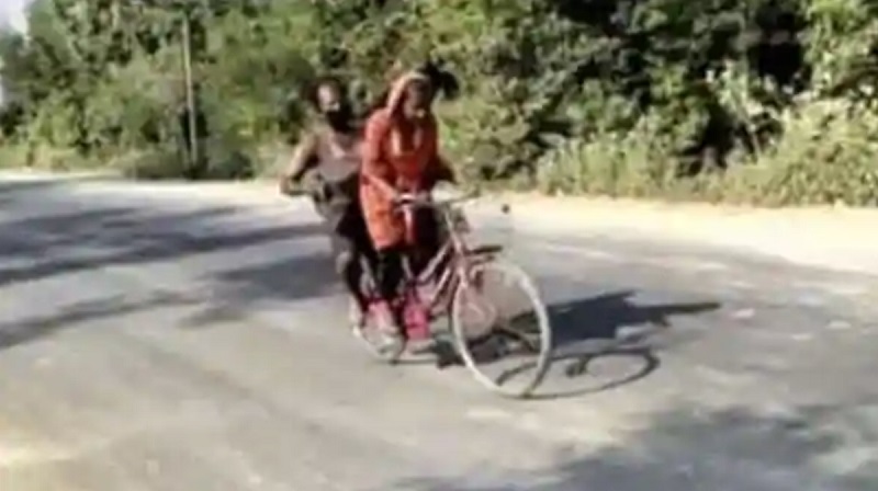À 15 ans, elle transporte son père blessé à vélo sur plus de 1.000 km