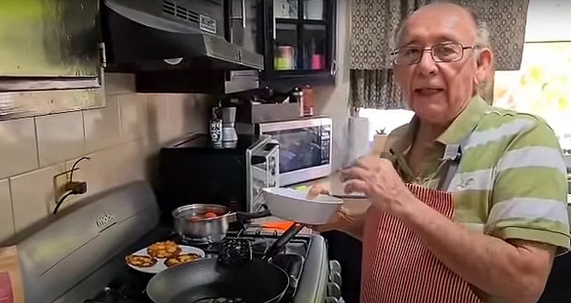 À 79 ans, il perd son emploi à cause de la crise sanitaire et lance sa chaîne de cuisine sur YouTube