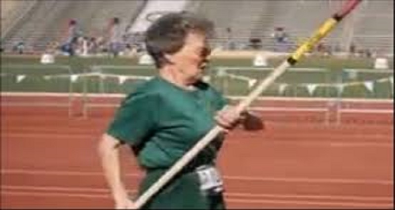 À 85 ans, elle saute toujours à la perche