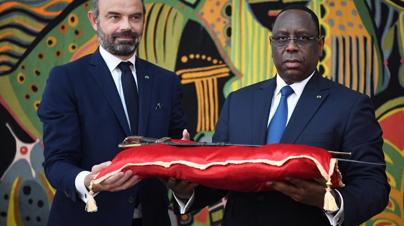 A Dakar, le Premier ministre français remet le sabre d’Omar Saïdou Tall à Macky Sall