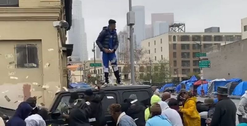 À Los Angeles, un rappeur jette dans la foule 50.000 dollars depuis le toit de sa voiture (vidéo)