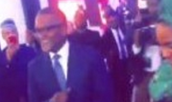 A New York, les pas de danse du milliardaire Aliko Dangote devant Bill Gates surprennent plus d’un (vidéo)