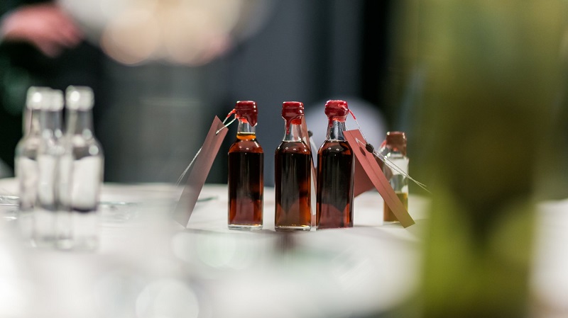 À l’aide de quelques bouteilles d’alcool, il assure un avenir insoucieux pour ses descendants