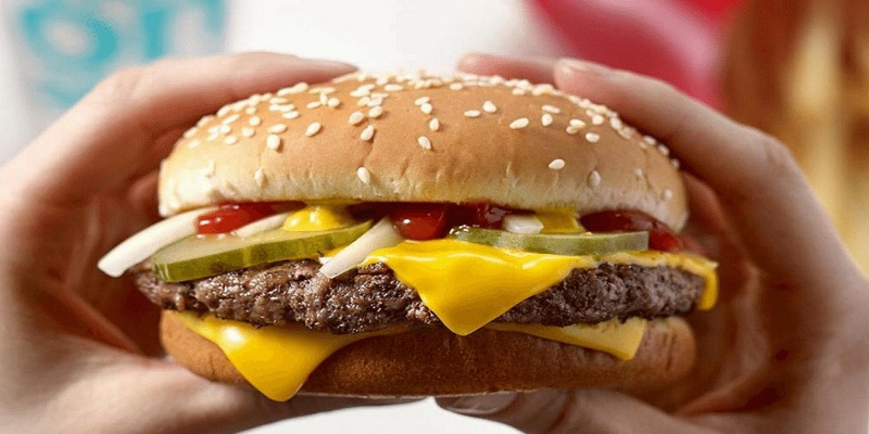 À quoi ressemblent un hamburger et des frites McDo au bout de 24 ans ? (vidéo)
