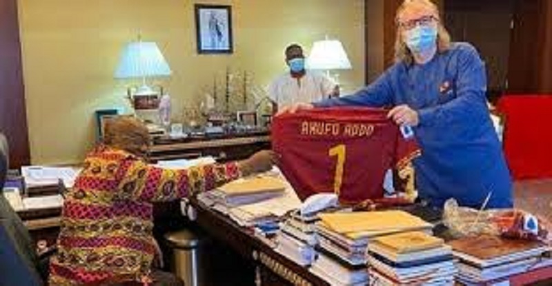 Ghana : l’AS Roma fait un précieux  cadeau au   président Akufo-Addo