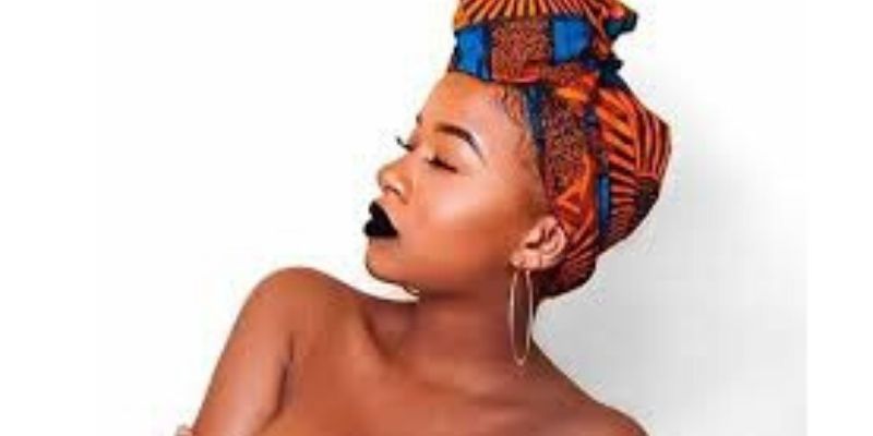 Abby Chioma : se plaignant de ses seins, la top model les expose nus