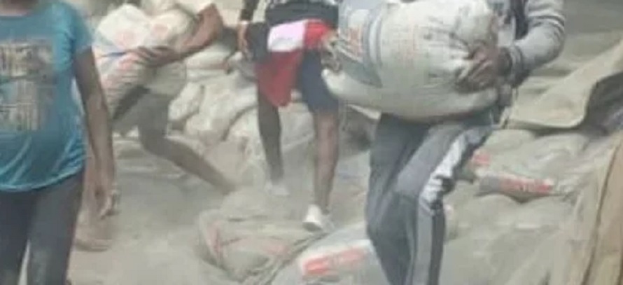 Accident d’un camion Dangote : tout le  ciment a  été volé en  5  minutes par  les villageois