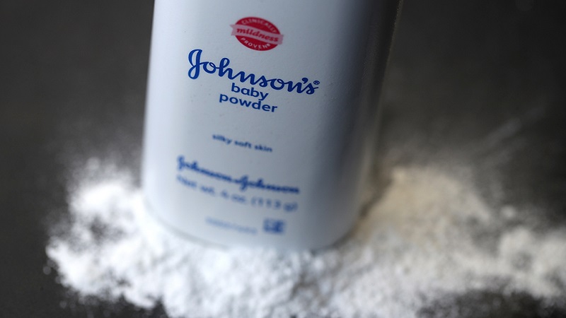 Accusé de provoquer des cancers, le célèbre talc pour bébé Johnson & Johnson retiré du marché