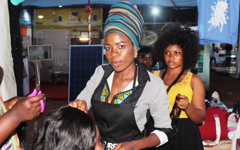 « Même après avoir laissé les bancs, j’ai gardé cette envie d’apprendre, de réapprendre, de toujours chercher à savoir plus. Ce qui m’a permis d’être ce que je suis », Afiwa Aziadjipe, 2e prix au concours Koiffure Kitoko 2018