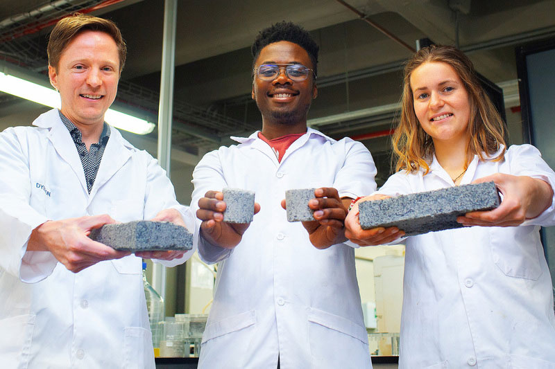 Afrique du Sud: des étudiants créent des briques écologiques à base d’urine