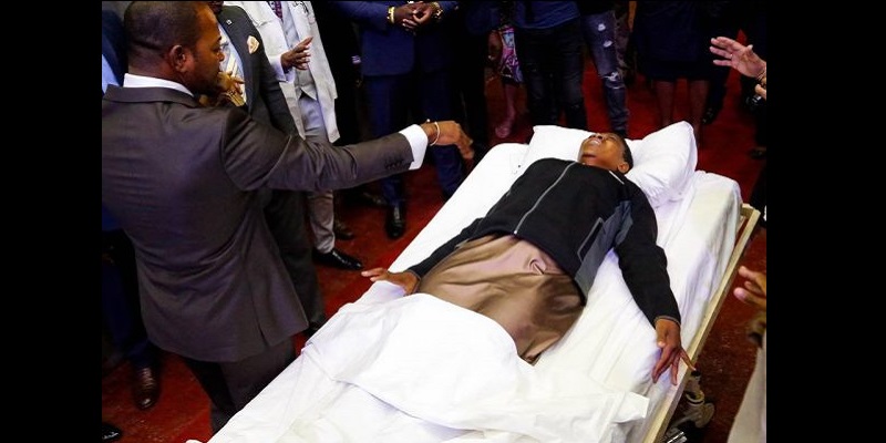 Afrique du Sud : le pasteur Alph Lukau a opéré « un autre miracle » ce dimanche 28 avril (photos)